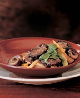 Sea cucumbers braised with steamed black mushrooms