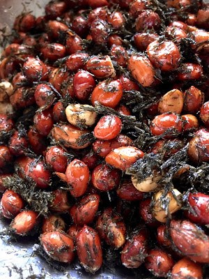 Sea moss peanuts (Táitiáo huāshēng / 苔條花生)