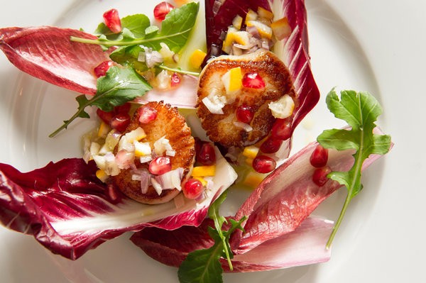 Sea scallop salad with lemon and pomegranate