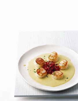 Sea scallops with corn coulis and tomatoes
