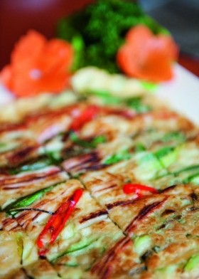 Seafood and spring onion pancake (Hemul pajon)