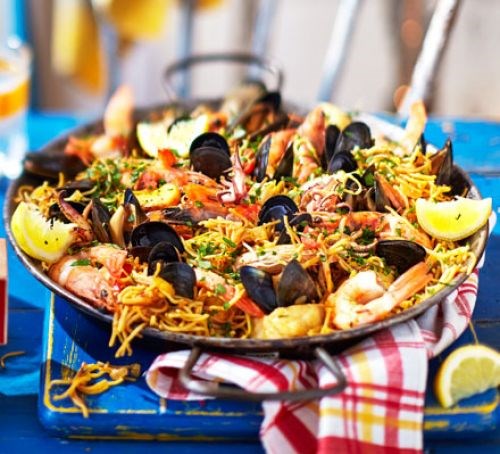 Seafood fideuà paella