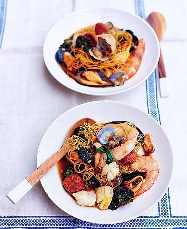 Seafood paella nests