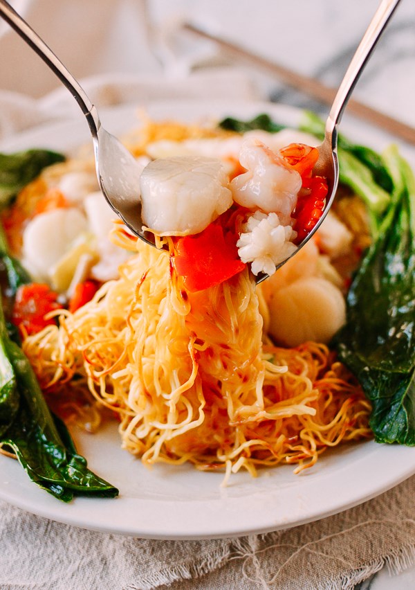 Seafood pan fried noodles