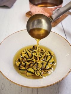 Seafood tortellini in broth (Tortellini di pesce in brodo)