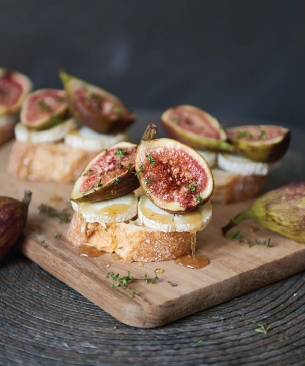 Seared fig and chèvre tartine 