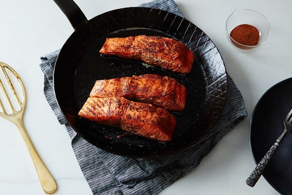 Seared salmon with cinnamon and chile powder