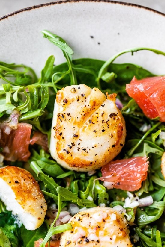 Seared scallop salad with grapefruit, arugula and spinach