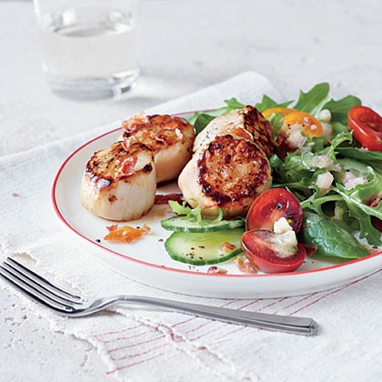 Seared scallop salad with prosciutto crisps