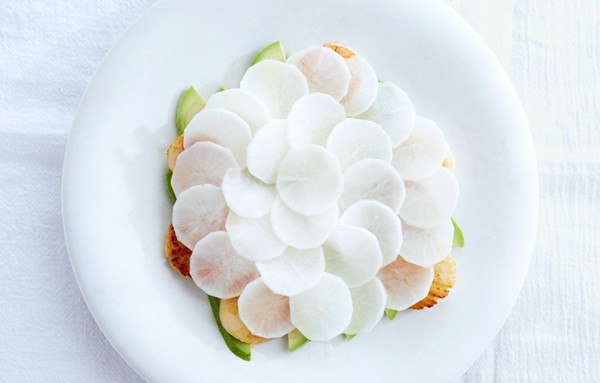 Seared scallops with avocado and daikon