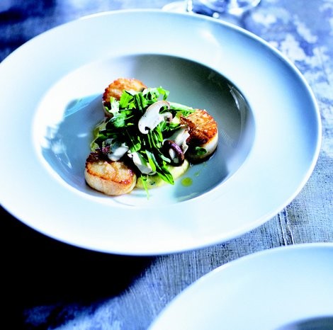 Seared scallops with blue cheese polenta, shiitake mushrooms & truffle oil