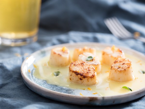 Seared scallops with buttermilk beurre blanc 