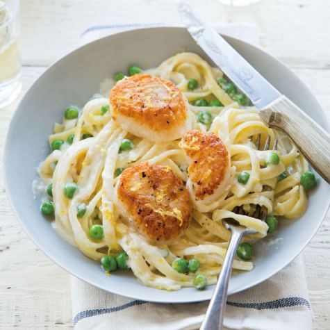 Seared scallops with creamy fettuccine & peas