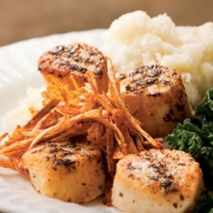 Seared scallops with crispy leeks
