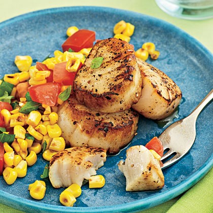 Seared scallops with farmers' market salad