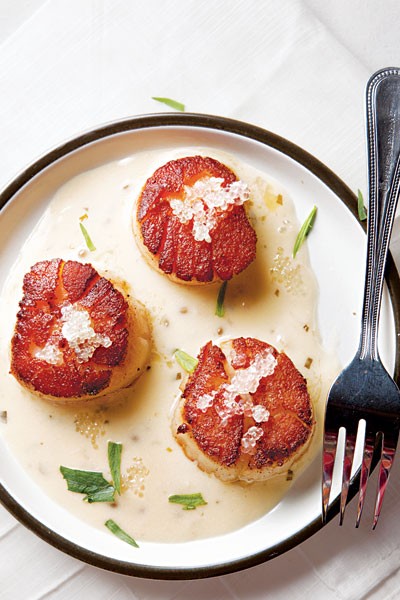 Seared scallops with finger lime beurre blanc 