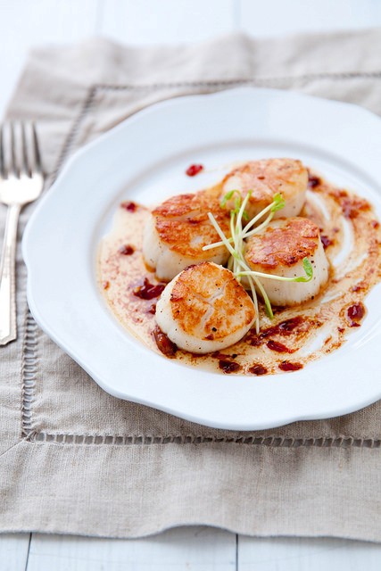 Seared scallops with garlic chili butter 