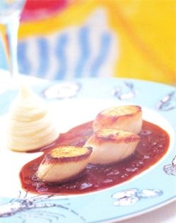 Seared scallops with hot mustard shallot sauce