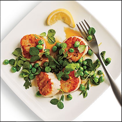 Seared scallops with lemony pea relish