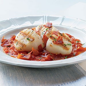 Seared scallops with prosciutto bits