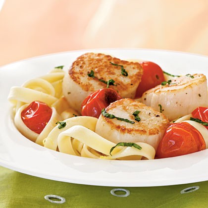 Seared scallops with roasted tomatoes