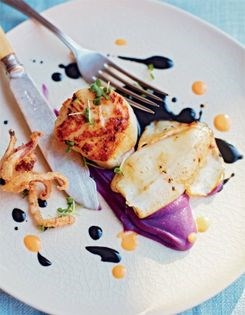 Seared scallops with squid ink sauce (Coquille Saint Jacques à l'encre de seiche)