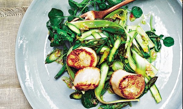 Seared scallops with watercress and asparagus
