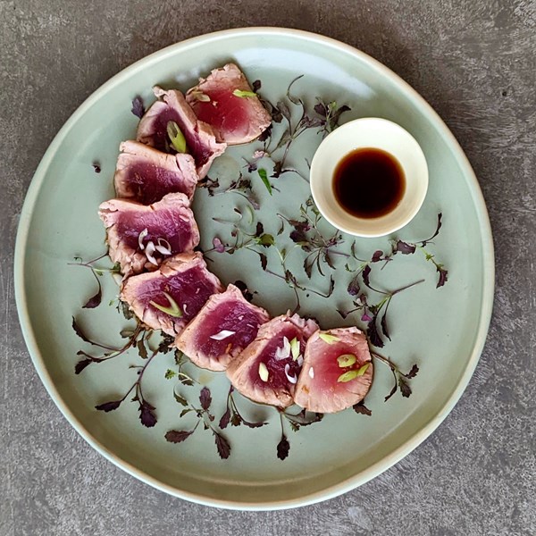 Seared tuna (Tsuna tataki)