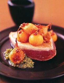 Seared tuna with caramelized onions and melon (Bonito a la plancha con cebolletas caramelizadas y melón)