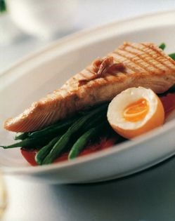 Seared tuna with egg and anchovy