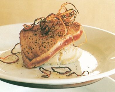 Seared tuna with garlic potato puree and onion rings