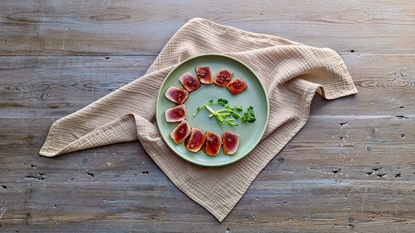 Seared tuna with garlic sauce