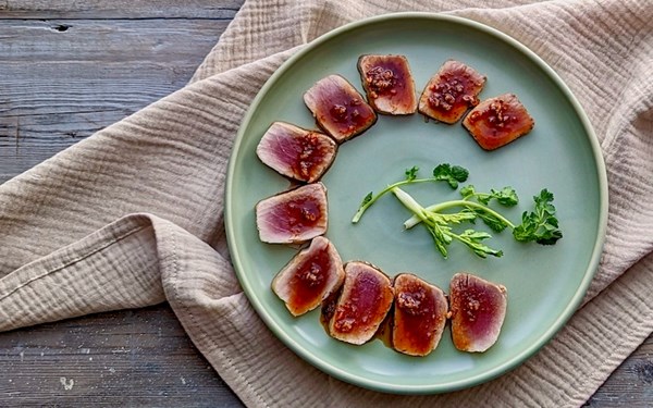 Seared tuna with garlic sauce