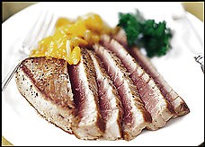 Seared tuna with mango chutney 