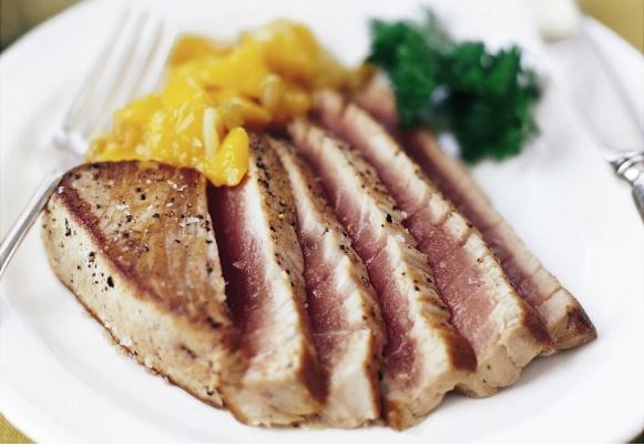 Seared tuna with mango chutney