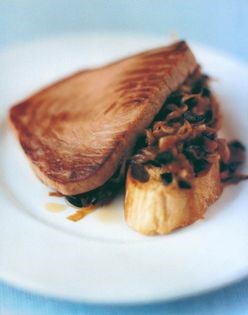Seared tuna with pissaladière toasts