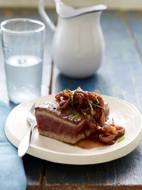 Seared tuna with sweet-sour onions (Tonno scottato con cipolle in agrodolce / Tunnu cca cipuddata)