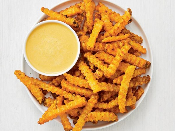 Seasoned fries with cheese sauce 