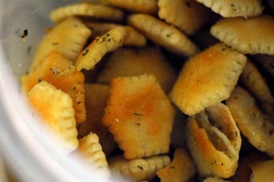 Seasoned oyster crackers