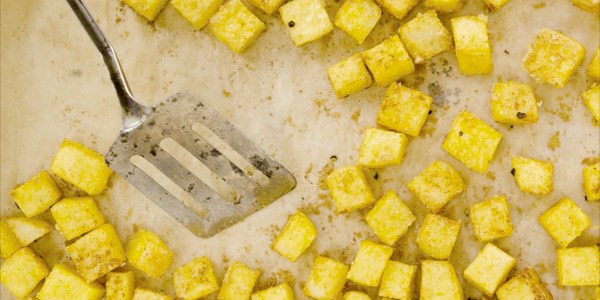 Seasoned polenta croutons
