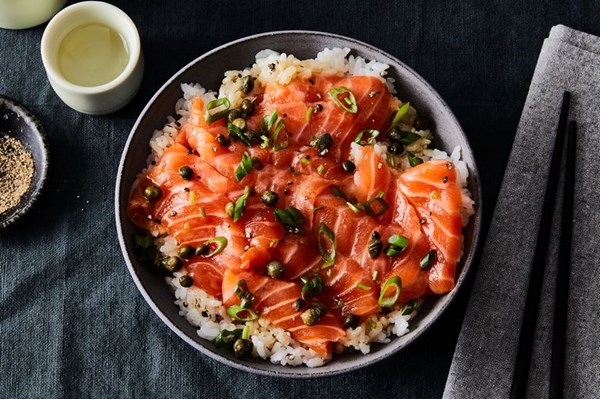 Seasoned salmon with warm sushi rice