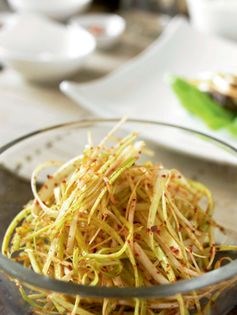 Seasoned shredded leeks (Pa muchim)