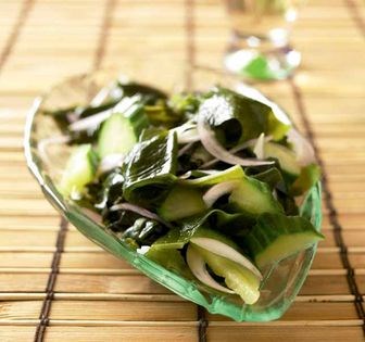 Seaweed and cucumber salad (Miyeok muchim)