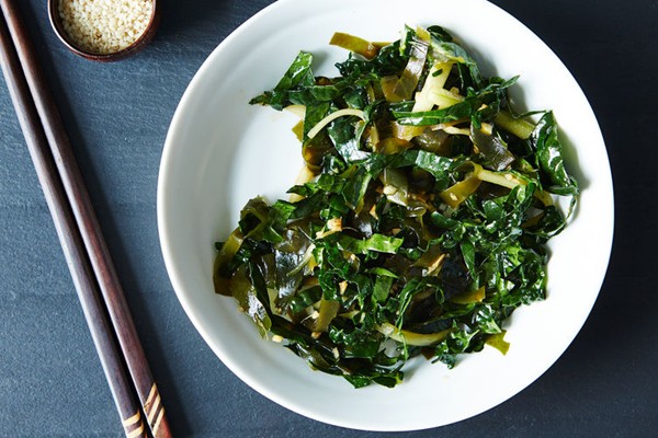 Seaweed salad with kale and cucumber