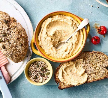 Seeded soda bread with hummus & tomatoes