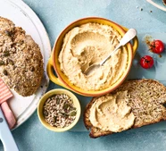 Seeded soda bread with hummus & tomatoes