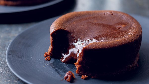 Self-saucing chocolate puddings