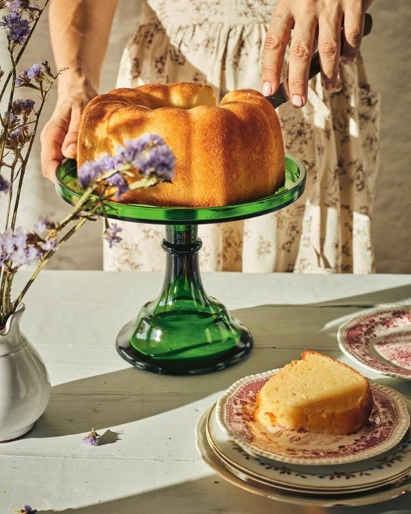 Semolina cake with yogurt, lemon and chamomile syrup (Yiaourtini) 