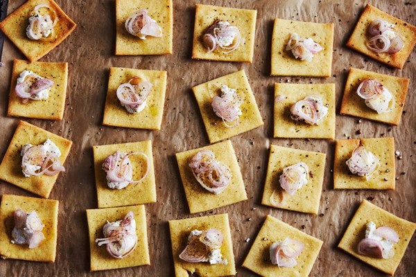 Semolina crackers with baked-on goat cheese