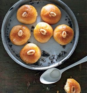 Semolina domes (Şekerpare)